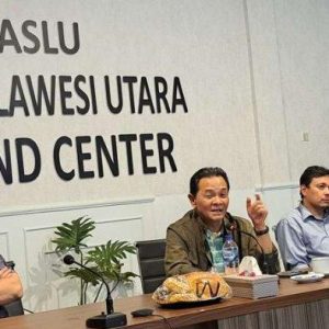 Ketua-DKPP-Heddy-Lugito-berbicara-didampingi-Ketua-Bawaslu-Sulut-Arjghj